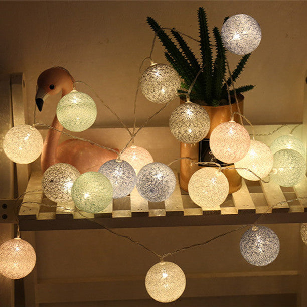 Cotton Ball Garland Light - Guirlande Lumineuse Boules de Coton - USB ou à Piles - Éclairage d'Ambiance Chaleureux - Différentes Longueurs et Couleurs - Idéale pour la Décoration Intérieure et les Cadeaux