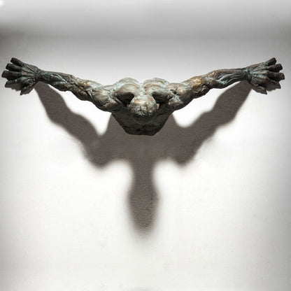 Sculpture Murale 3D en Résine Cuivrée – Homme Abstrait Grimpant à Travers le Mur