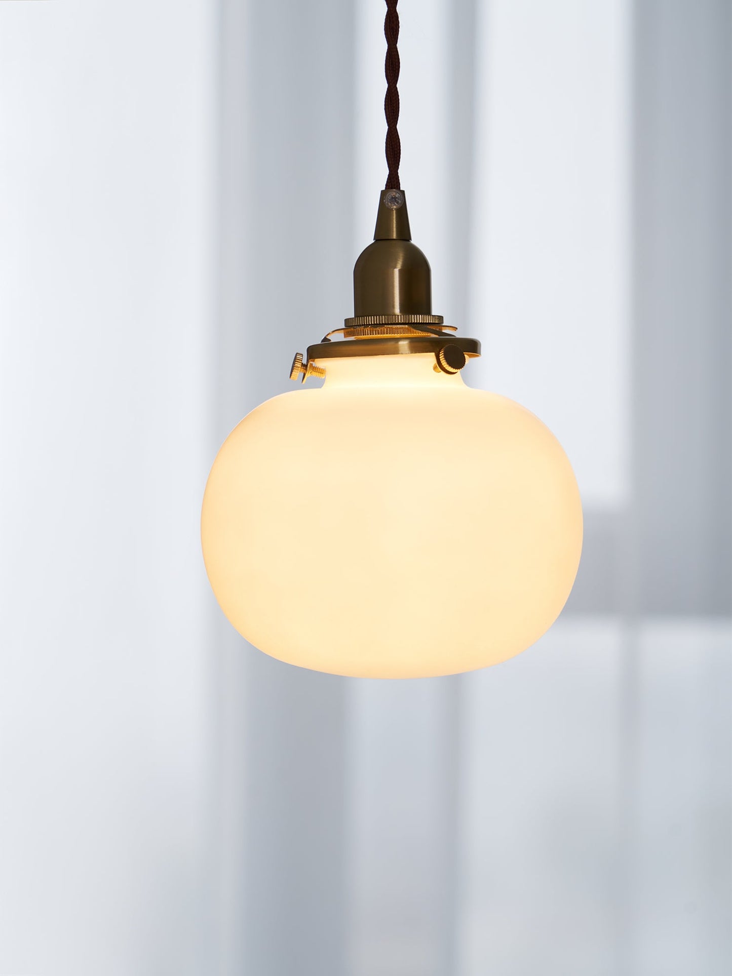 Lampe Suspendue Rétro en Verre Soufflé à la Main – Élégance Vintage pour Tous les Intérieurs