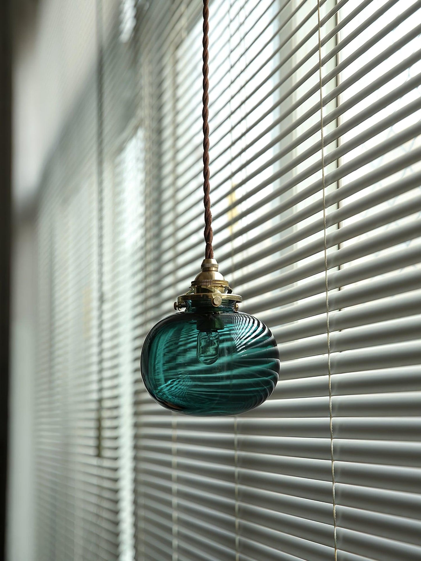 Lampe Suspendue Rétro en Verre Soufflé à la Main – Élégance Vintage pour Tous les Intérieurs