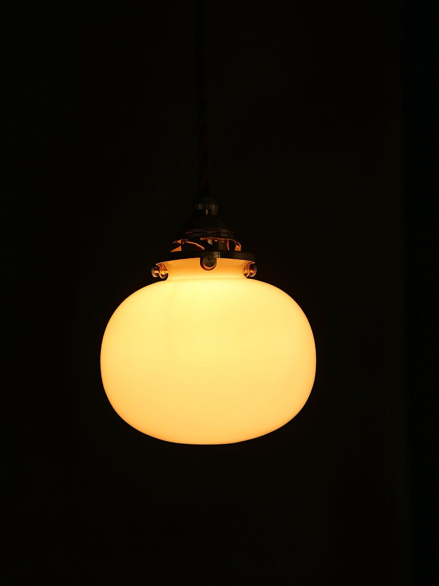 Lampe Suspendue Rétro en Verre Soufflé à la Main – Élégance Vintage pour Tous les Intérieurs