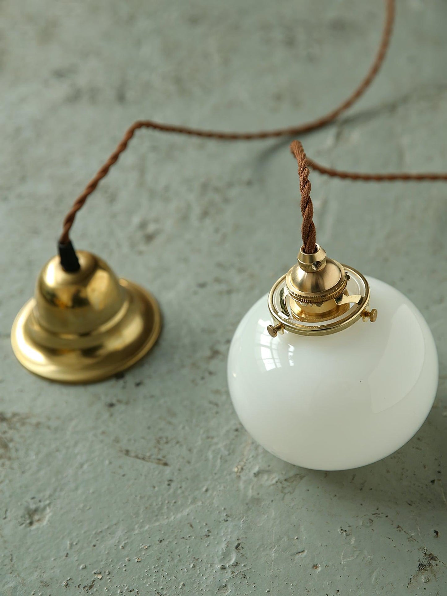 Lampe Suspendue Rétro en Verre Soufflé à la Main – Élégance Vintage pour Tous les Intérieurs
