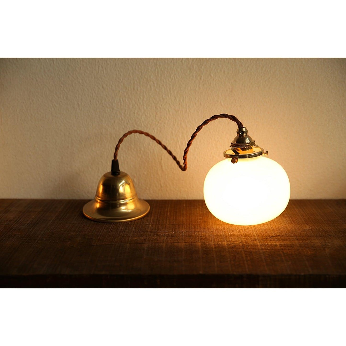 Lampe Suspendue Rétro en Verre Soufflé à la Main – Élégance Vintage pour Tous les Intérieurs
