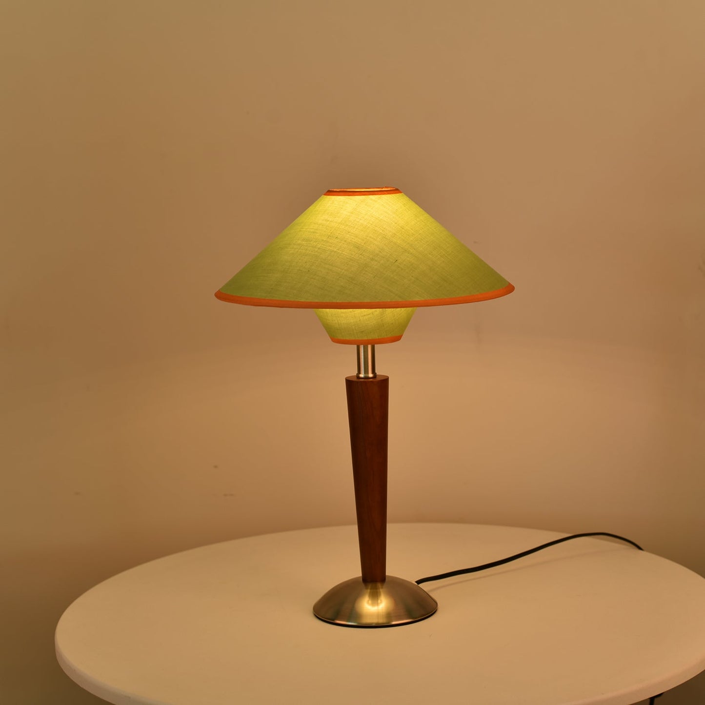 Lampe de Table Talonwood en Bois et Tissu