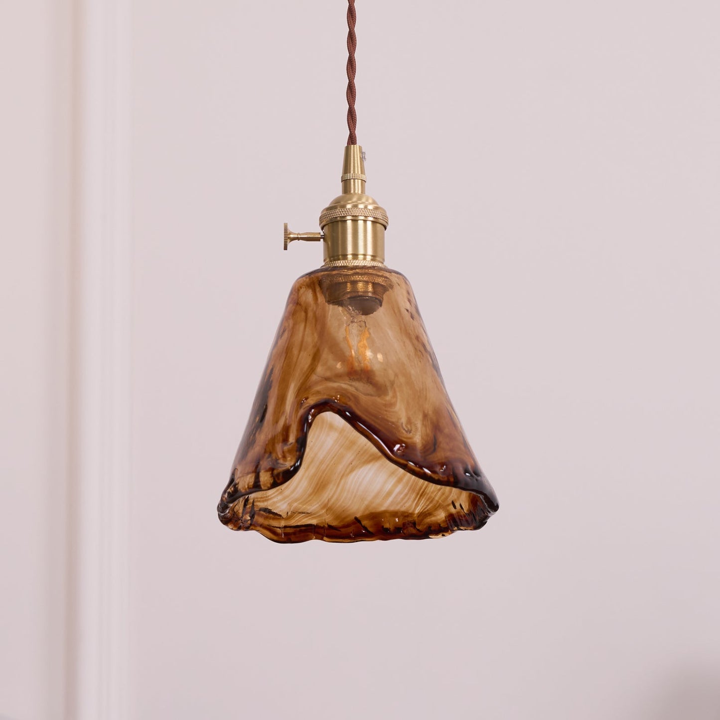 Suspension en Verre et Laiton – Élégance Vintage pour un Intérieur Raffiné