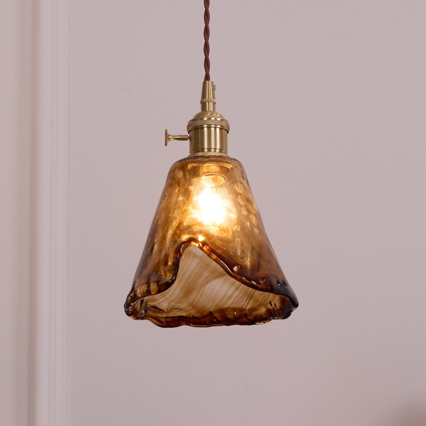 Suspension en Verre et Laiton – Élégance Vintage pour un Intérieur Raffiné