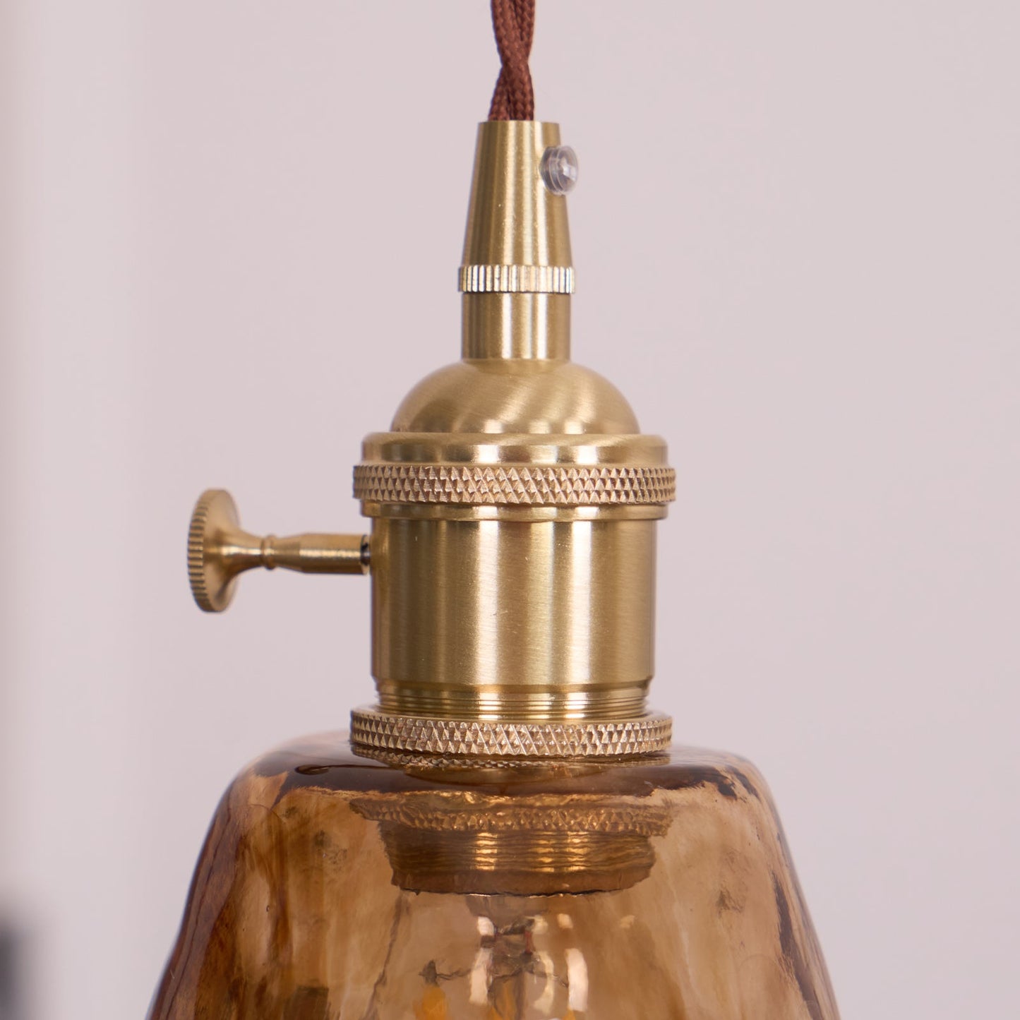 Suspension en Verre et Laiton – Élégance Vintage pour un Intérieur Raffiné