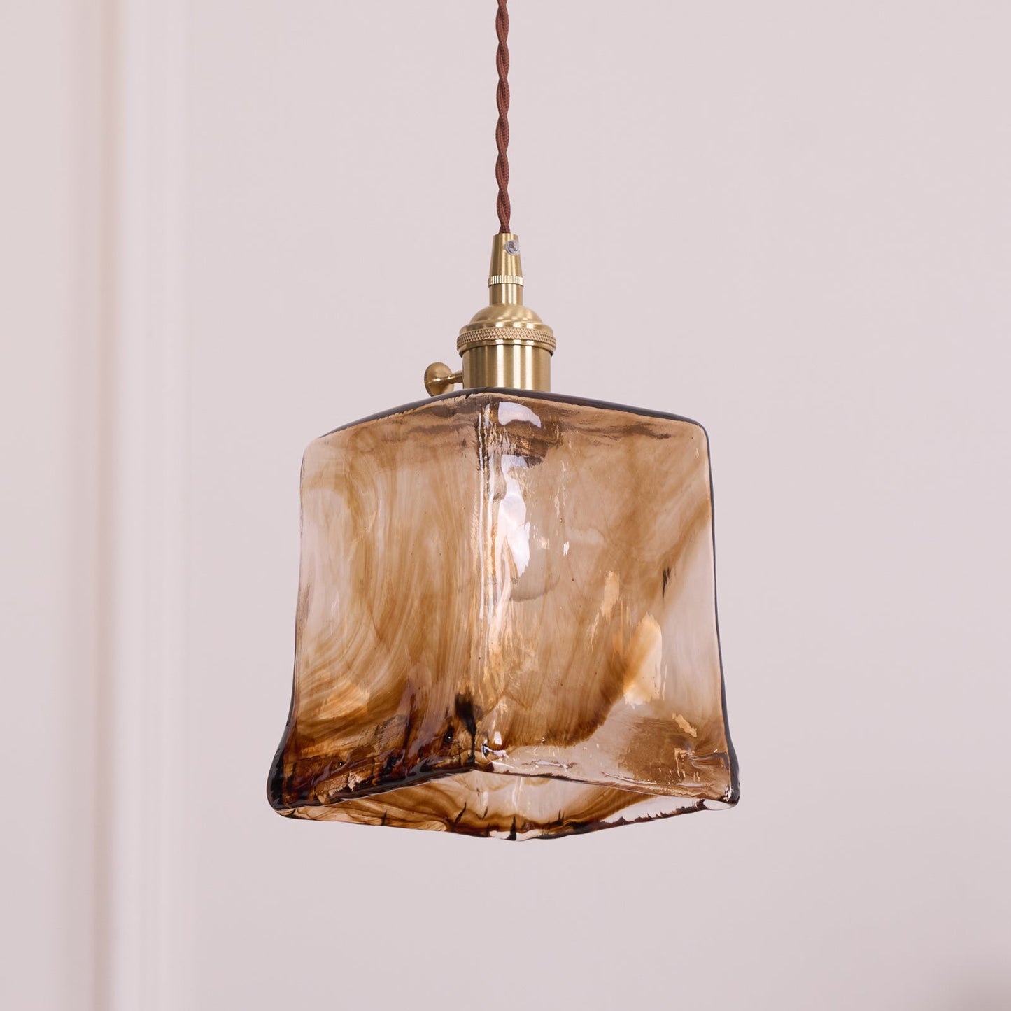 Suspension en Verre et Laiton – Élégance Vintage pour un Intérieur Raffiné