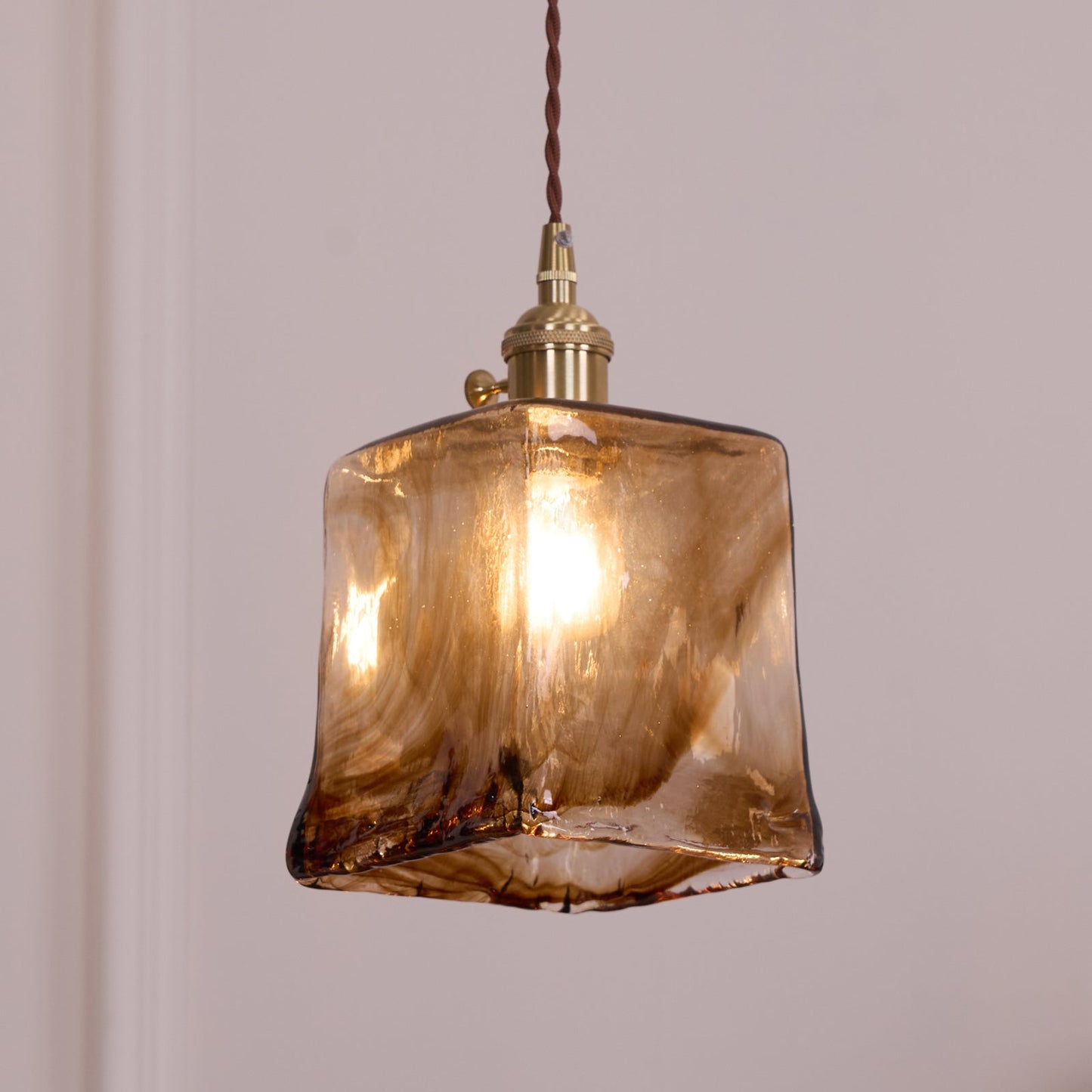 Suspension en Verre et Laiton – Élégance Vintage pour un Intérieur Raffiné