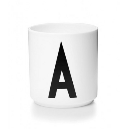 Tasse en porcelaine personnalisée avec lettre – Élégance typographique inspirée du design scandinave
