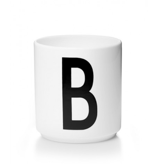 Tasse en porcelaine personnalisée avec lettre – Élégance typographique inspirée du design scandinave