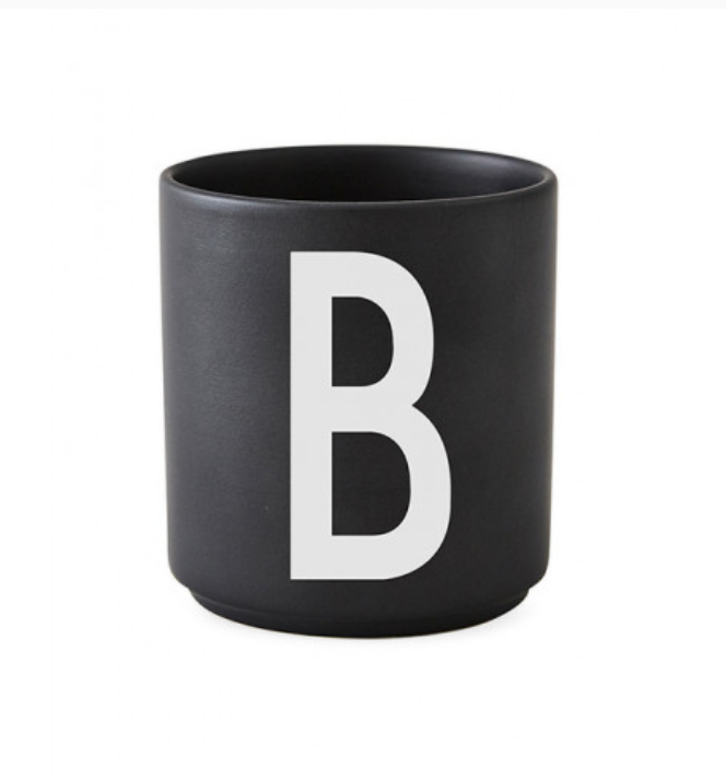 Tasse en porcelaine personnalisée avec lettre – Élégance typographique inspirée du design scandinave