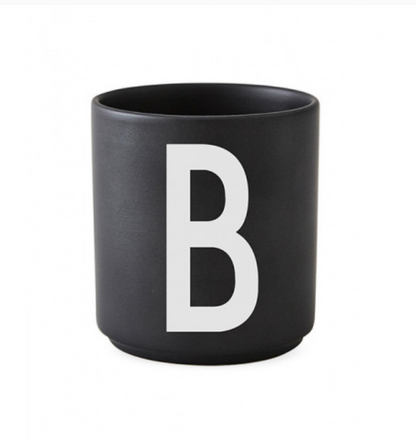 Tasse en porcelaine personnalisée avec lettre – Élégance typographique inspirée du design scandinave