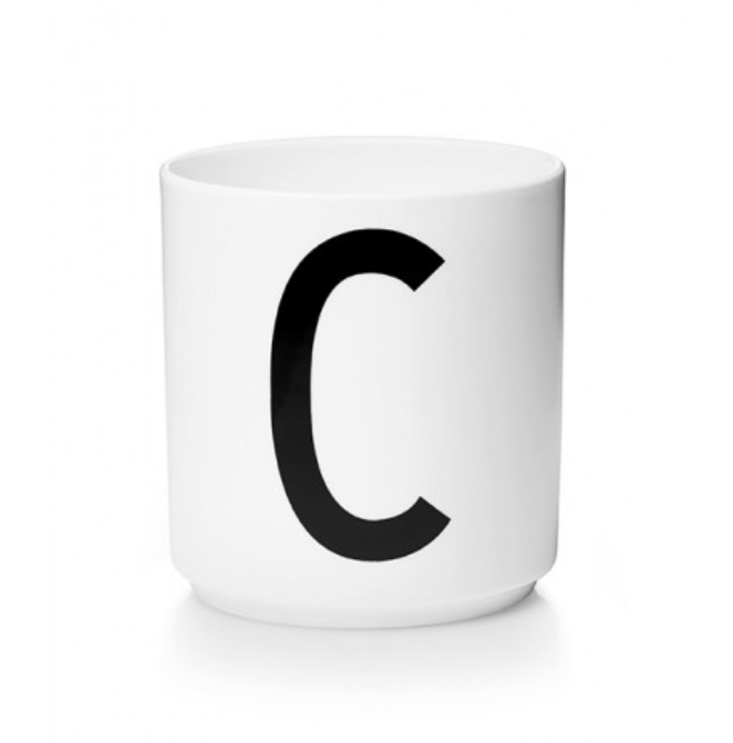 Tasse en porcelaine personnalisée avec lettre – Élégance typographique inspirée du design scandinave