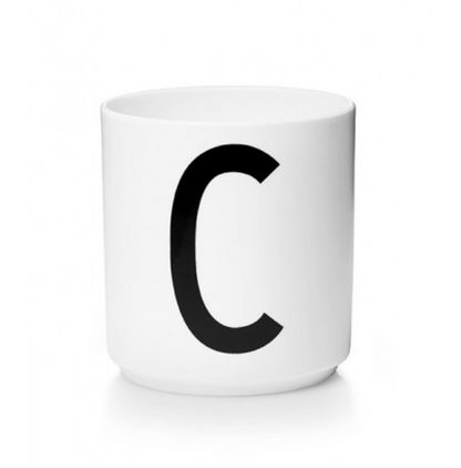 Tasse en porcelaine personnalisée avec lettre – Élégance typographique inspirée du design scandinave