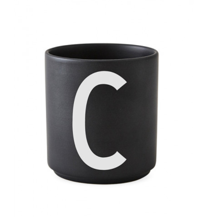 Tasse en porcelaine personnalisée avec lettre – Élégance typographique inspirée du design scandinave