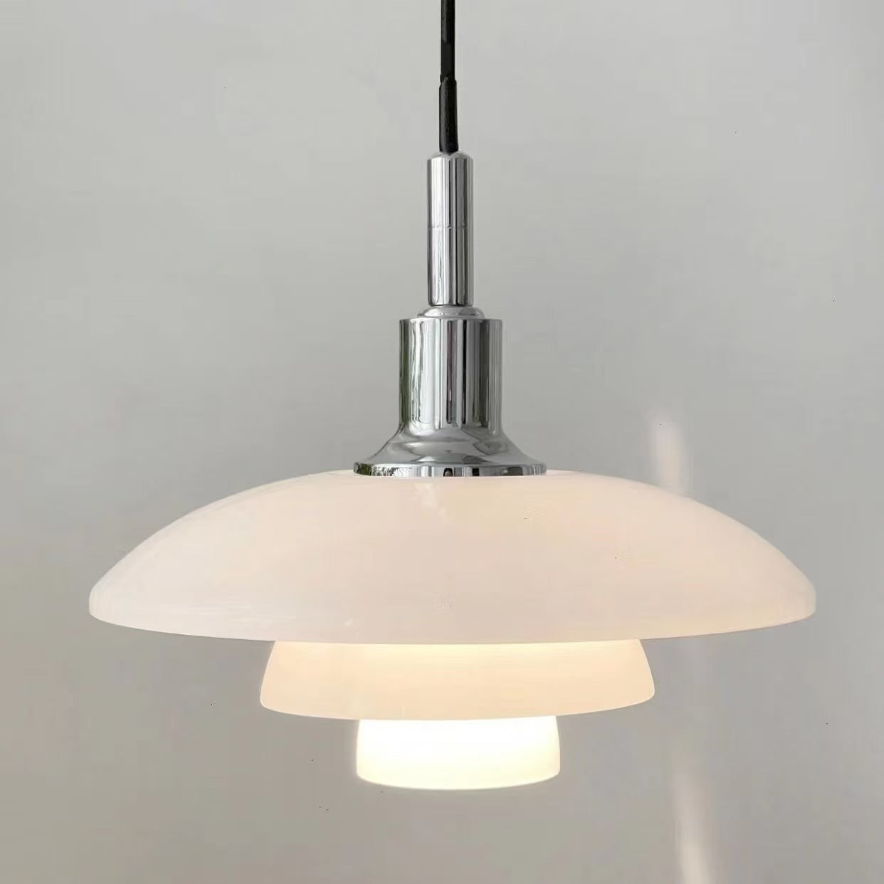 Suspension Danoise en Verre Opalin – Style Scandinave