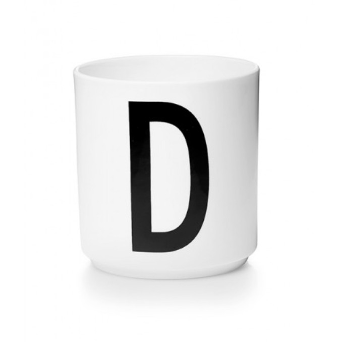 Tasse en porcelaine personnalisée avec lettre – Élégance typographique inspirée du design scandinave