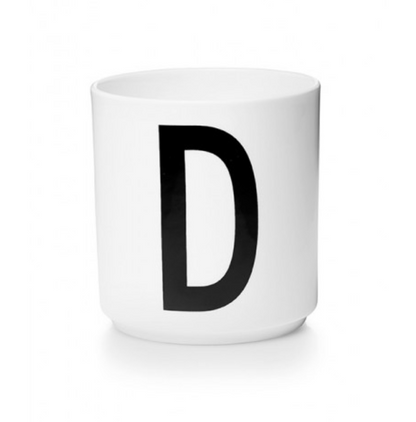 Tasse en porcelaine personnalisée avec lettre – Élégance typographique inspirée du design scandinave