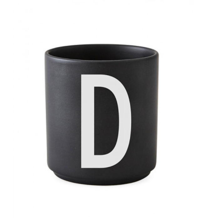 Tasse en porcelaine personnalisée avec lettre – Élégance typographique inspirée du design scandinave