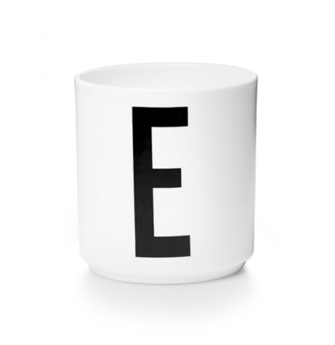 Tasse en porcelaine personnalisée avec lettre – Élégance typographique inspirée du design scandinave
