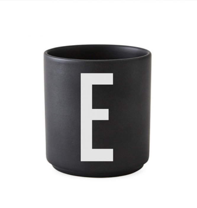Tasse en porcelaine personnalisée avec lettre – Élégance typographique inspirée du design scandinave