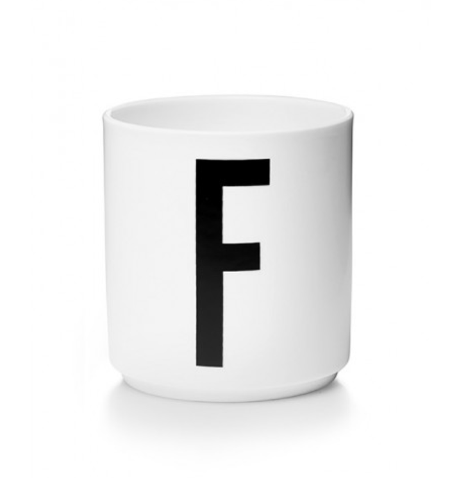 Tasse en porcelaine personnalisée avec lettre – Élégance typographique inspirée du design scandinave