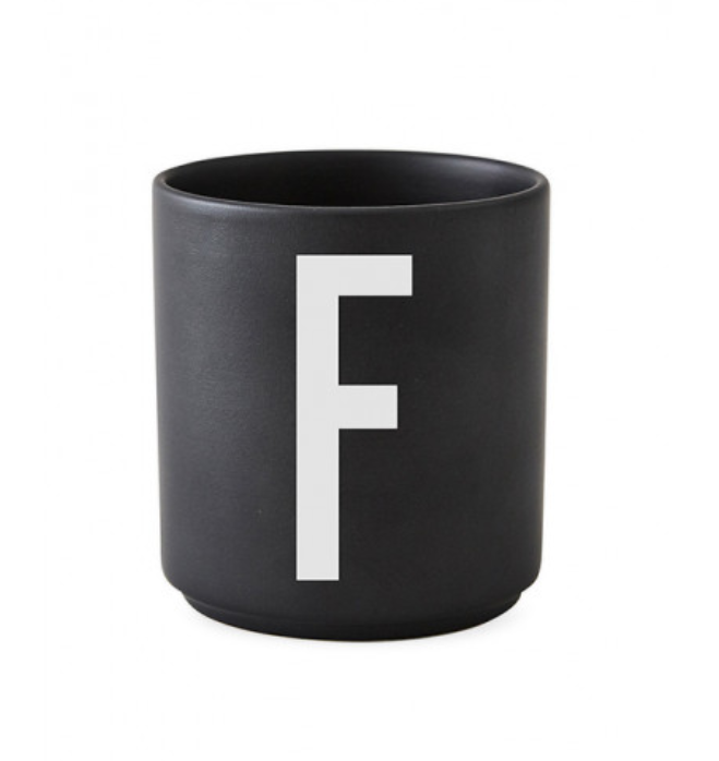 Tasse en porcelaine personnalisée avec lettre – Élégance typographique inspirée du design scandinave
