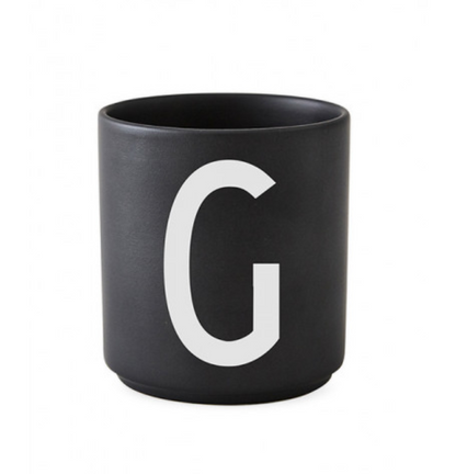 Tasse en porcelaine personnalisée avec lettre – Élégance typographique inspirée du design scandinave