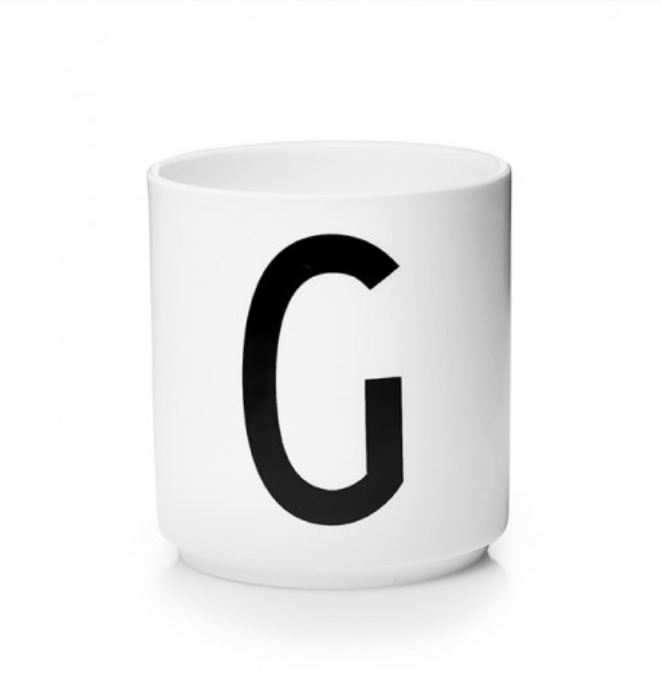 Tasse en porcelaine personnalisée avec lettre – Élégance typographique inspirée du design scandinave