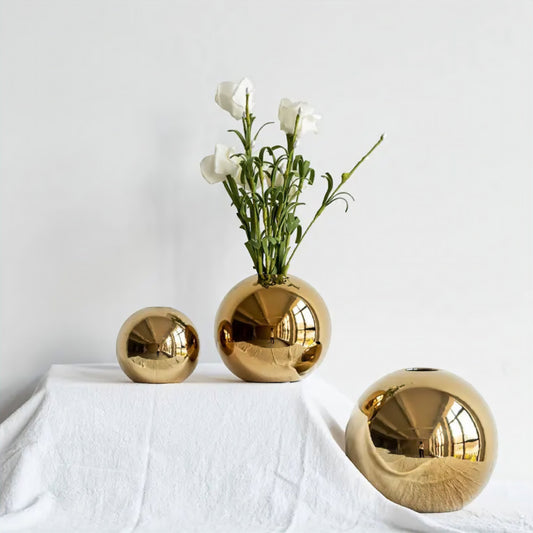 Collection de Vases Boule Dorée – Glamour Sculptural pour Votre Intérieur