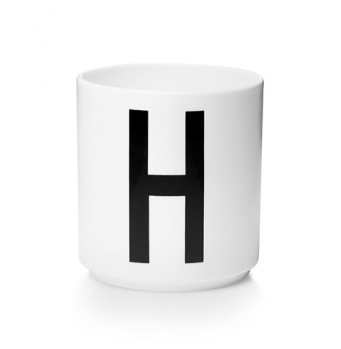 Tasse en porcelaine personnalisée avec lettre – Élégance typographique inspirée du design scandinave