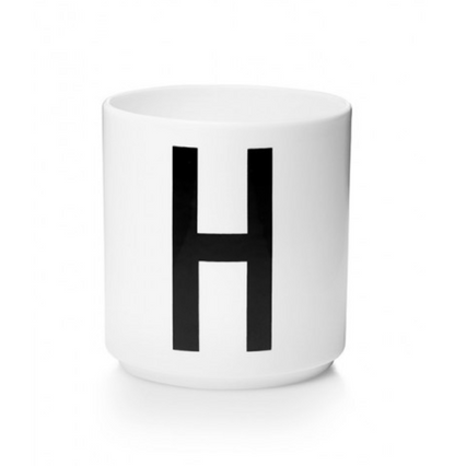 Tasse en porcelaine personnalisée avec lettre – Élégance typographique inspirée du design scandinave