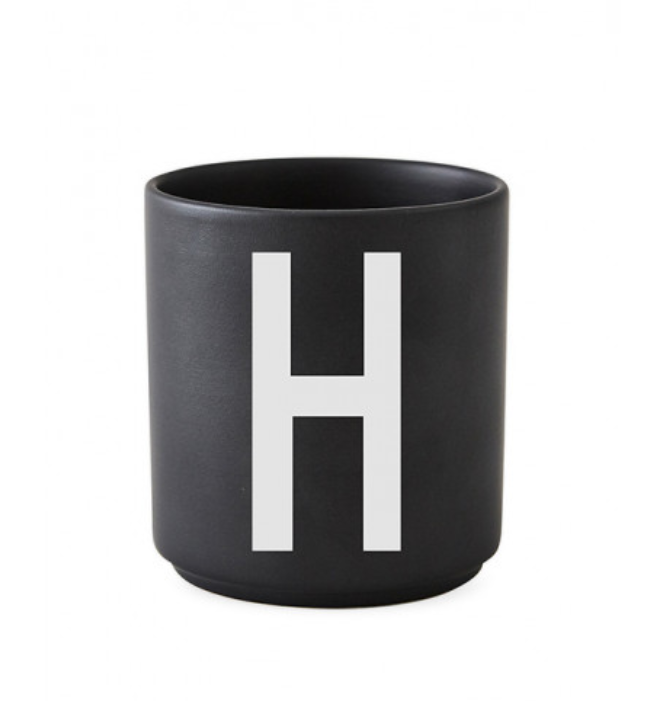 Tasse en porcelaine personnalisée avec lettre – Élégance typographique inspirée du design scandinave