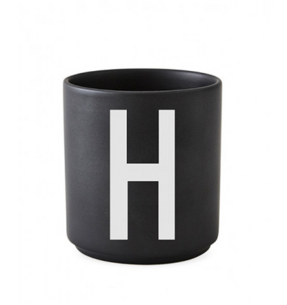 Tasse en porcelaine personnalisée avec lettre – Élégance typographique inspirée du design scandinave