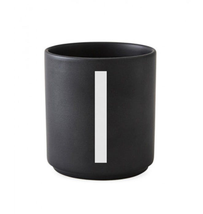 Tasse en porcelaine personnalisée avec lettre – Élégance typographique inspirée du design scandinave