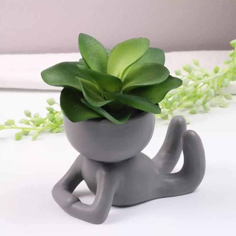 Cache-pot Céramique – Petit Personnage Assis pour Plantes Succulentes