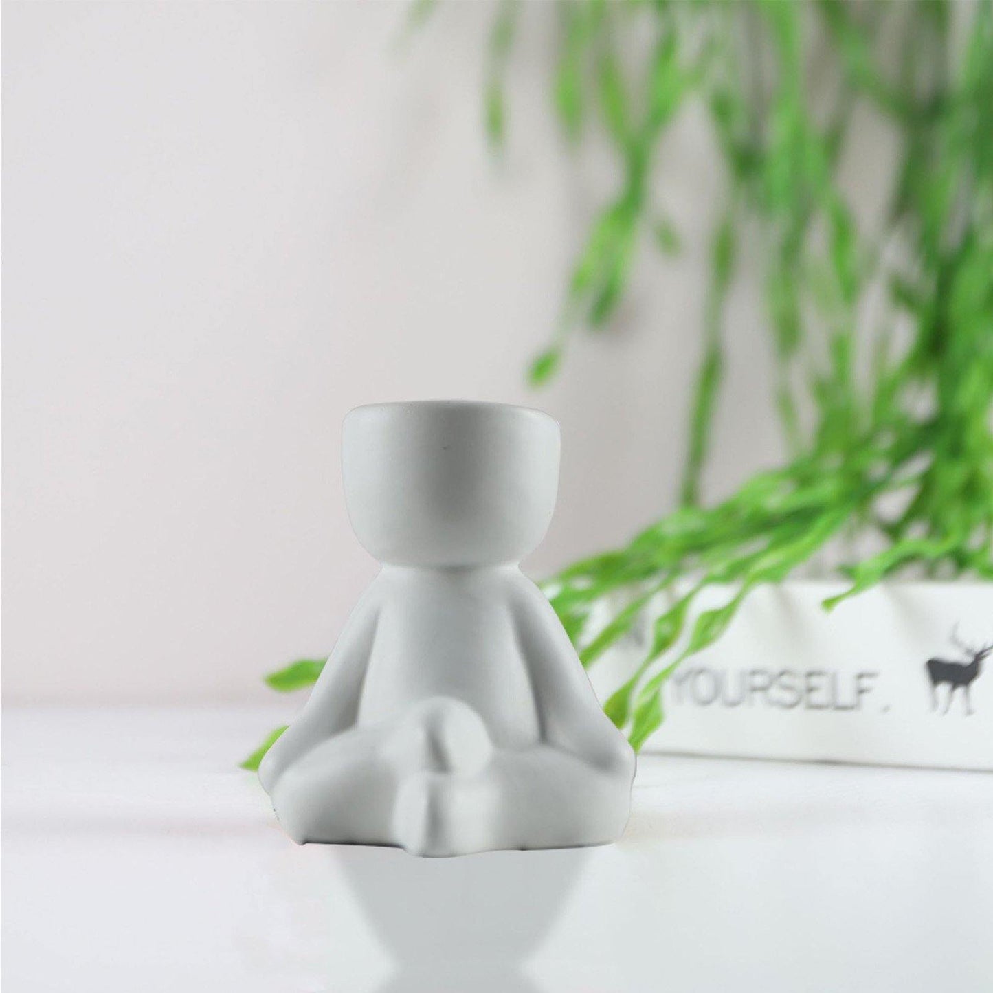 Cache-pot Céramique – Petit Personnage Assis pour Plantes Succulentes