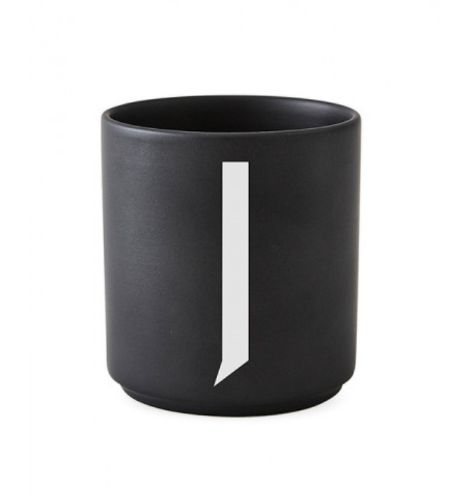 Tasse en porcelaine personnalisée avec lettre – Élégance typographique inspirée du design scandinave