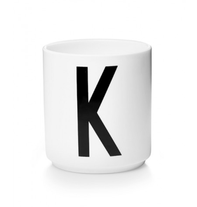 Tasse en porcelaine personnalisée avec lettre – Élégance typographique inspirée du design scandinave