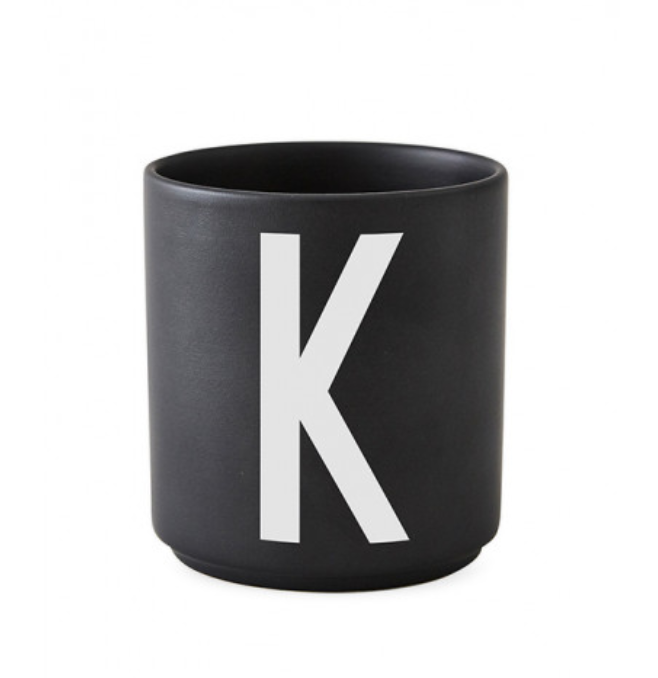 Tasse en porcelaine personnalisée avec lettre – Élégance typographique inspirée du design scandinave
