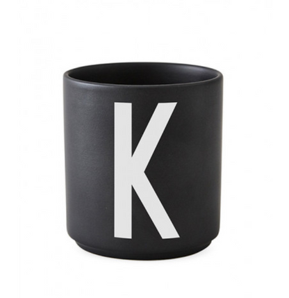 Tasse en porcelaine personnalisée avec lettre – Élégance typographique inspirée du design scandinave