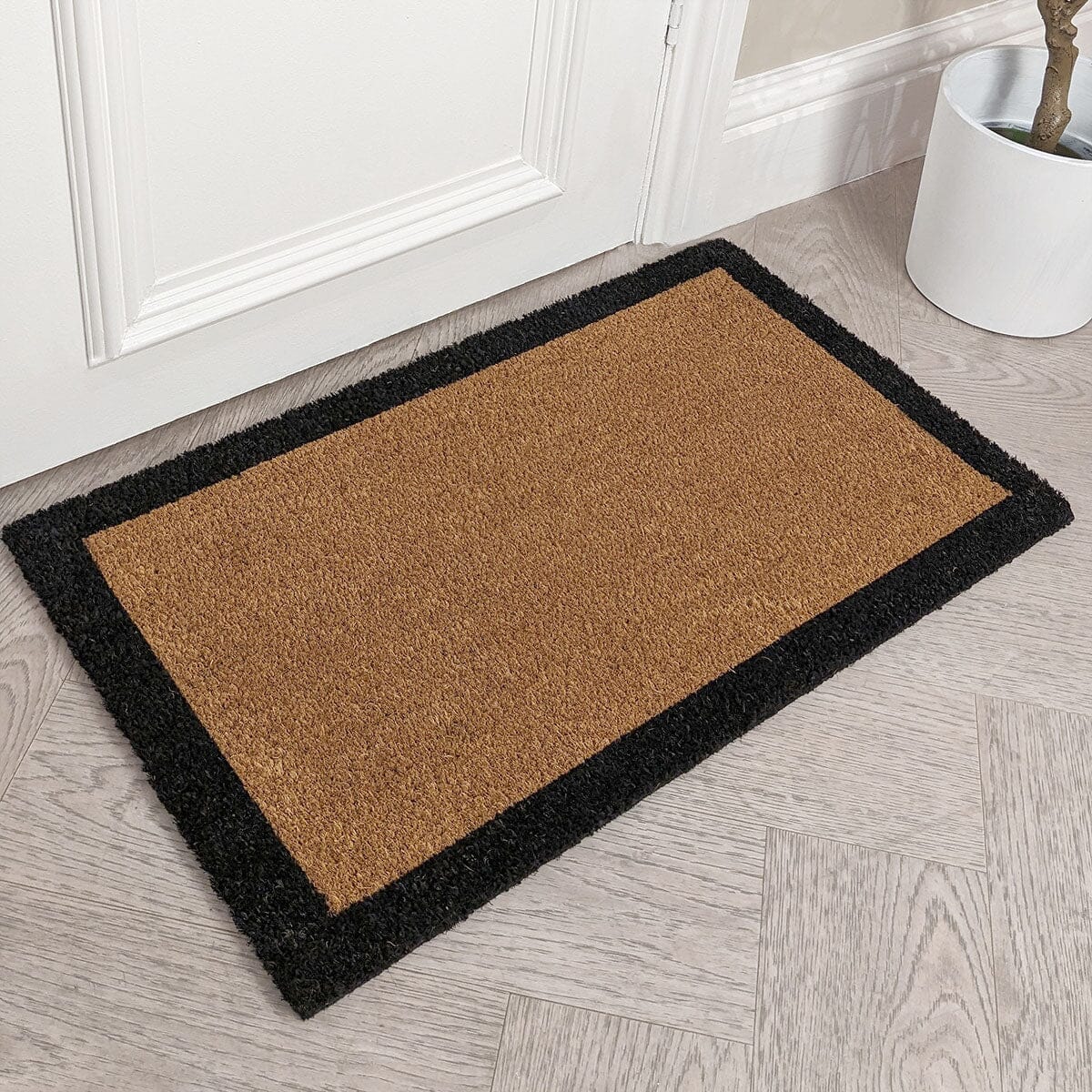Tapis d'entrée naturel avec bord noir Kyla – Style contemporain pour votre seuil