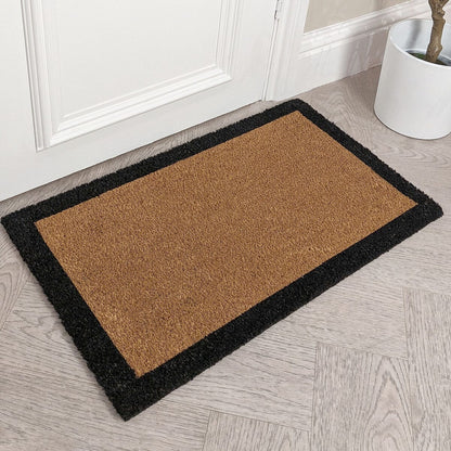 Tapis d'entrée naturel avec bord noir Kyla – Style contemporain pour votre seuil
