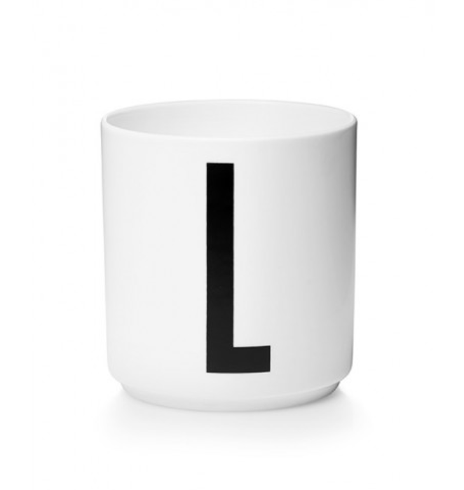 Tasse en porcelaine personnalisée avec lettre – Élégance typographique inspirée du design scandinave