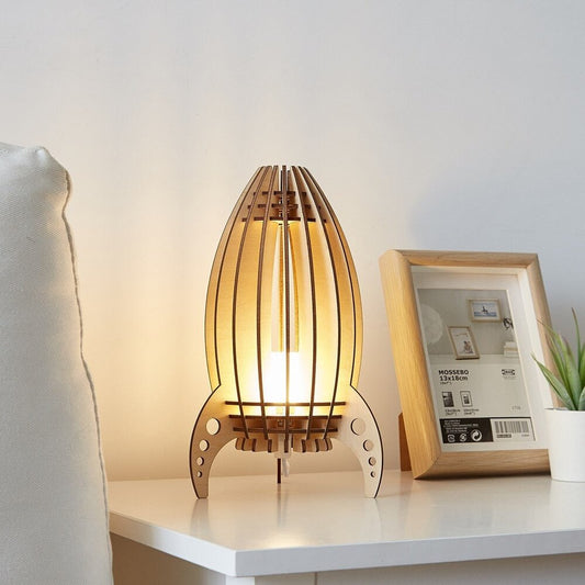 Lampe de Chevet Fusée en Bois – Design Original pour Chambre d’Enfant