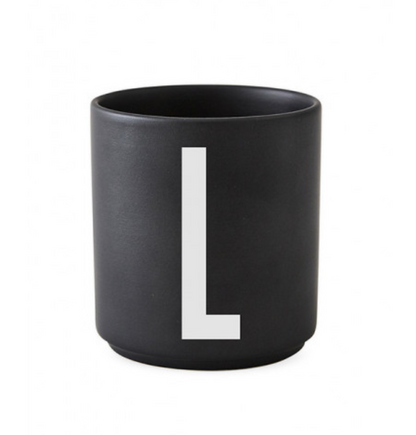 Tasse en porcelaine personnalisée avec lettre – Élégance typographique inspirée du design scandinave