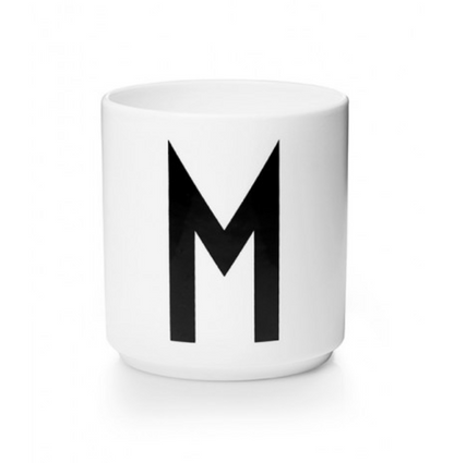 Tasse en porcelaine personnalisée avec lettre – Élégance typographique inspirée du design scandinave
