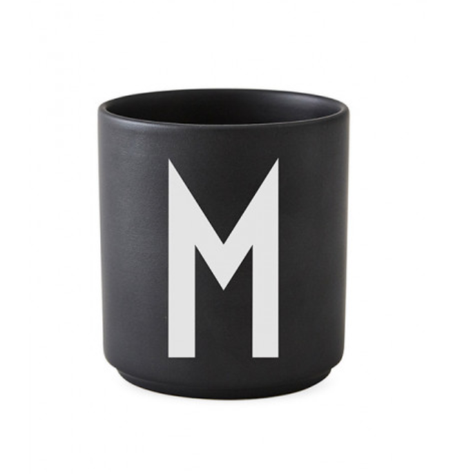 Tasse en porcelaine personnalisée avec lettre – Élégance typographique inspirée du design scandinave