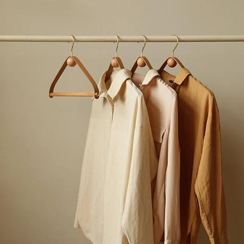 Cintre en Bois et Cuir – Organisateur Élégant et Vintage